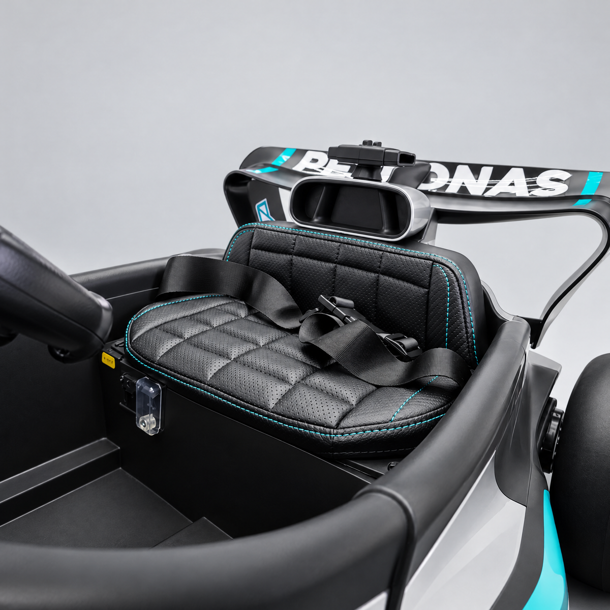 F1 Mercedes-AMG enfant – siège avec ceinture