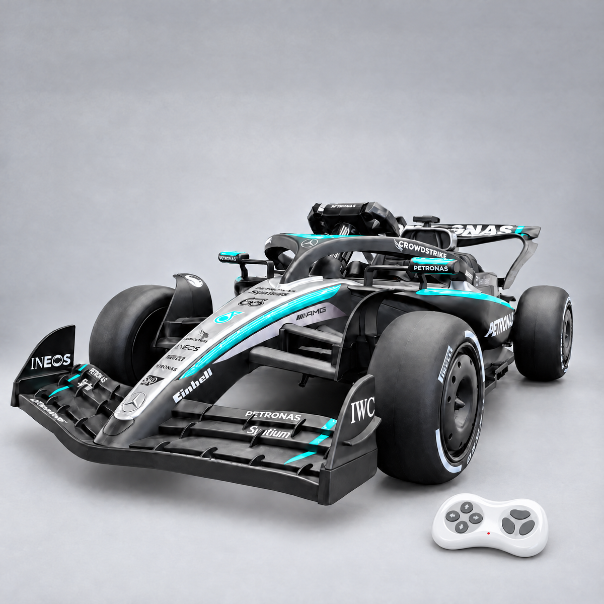 F1 Mercedes-AMG enfant avec sa télécommande parentale 2,4 GHz