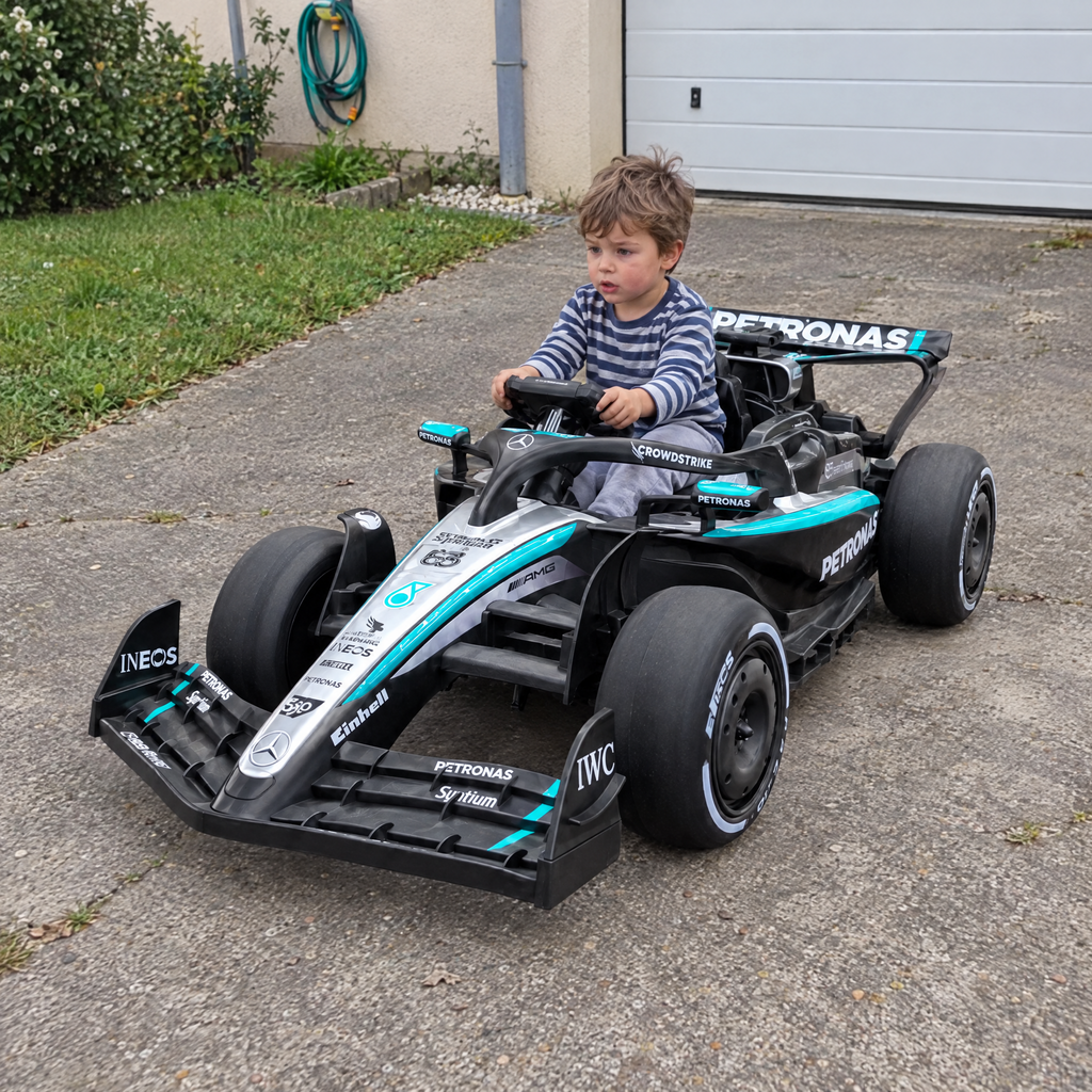 Enfant au volant de la F1 Mercedes-AMG électrique devant la maison