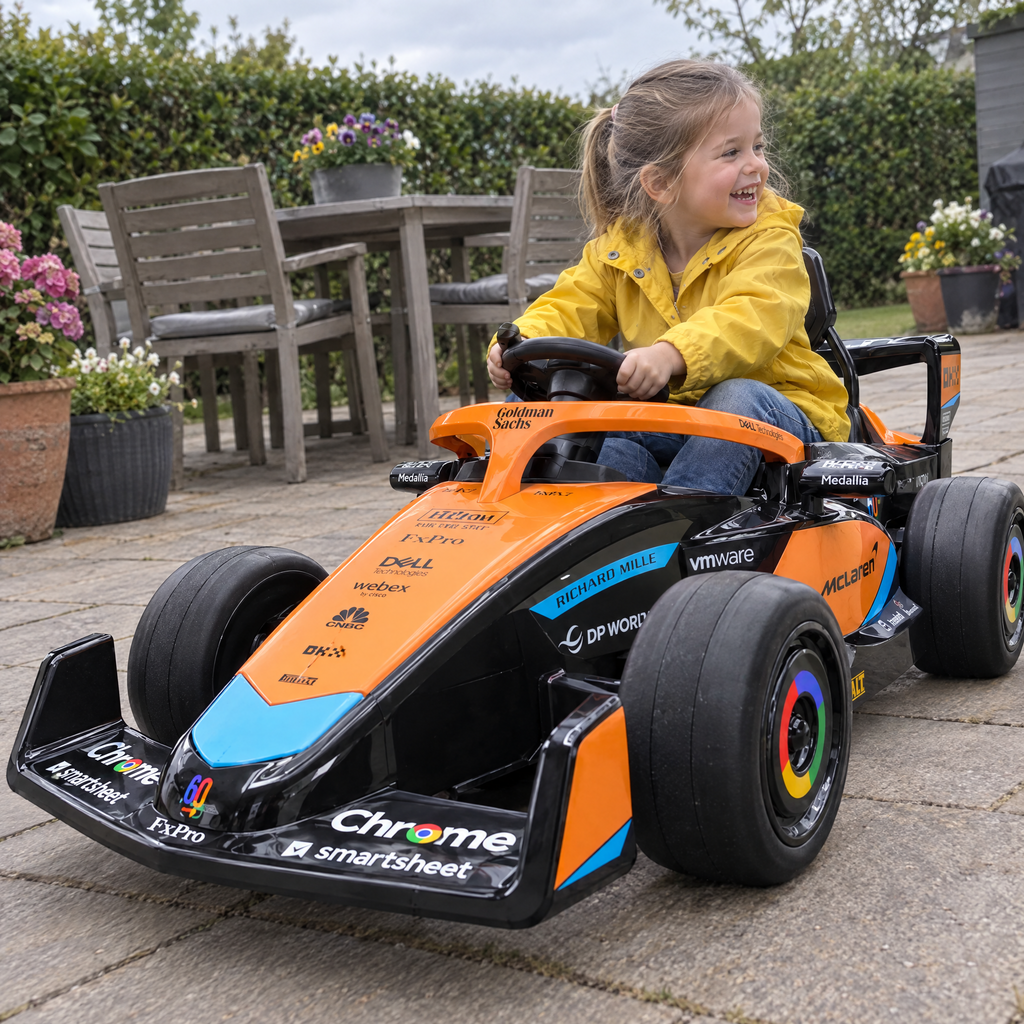 Petite fille au volant de la F1 McLaren électrique sur la terrasse
