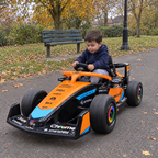 Petit garçon au volant de la F1 McLaren électrique dans le parc