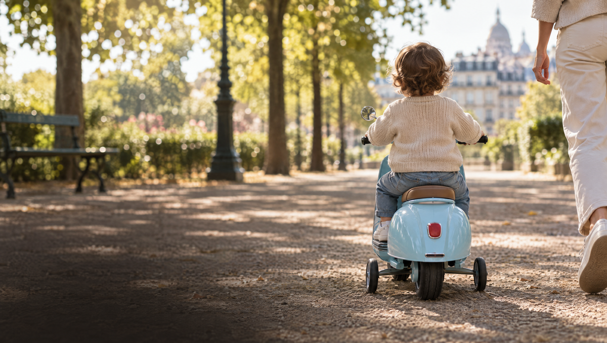 Tout-petit sur un scooter électrique dans un parc