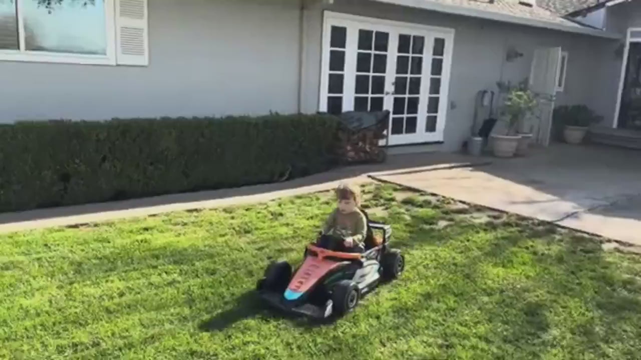Enfants au volant des F1 électriques Mercedes-AMG et McLaren